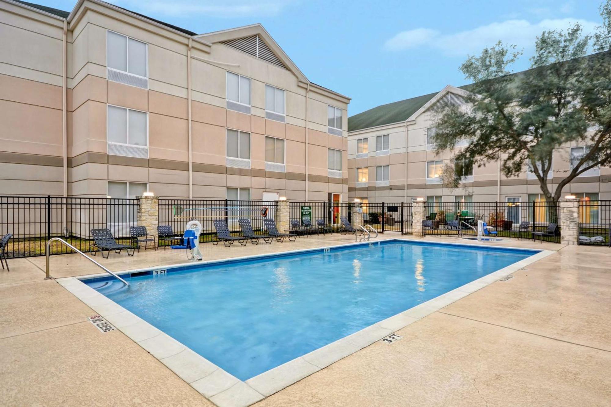 Hilton Garden Inn Austin Round Rock Exterior photo